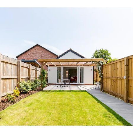 Charming Chester Studio With Private Garden & Free Parking Eksteriør bilde